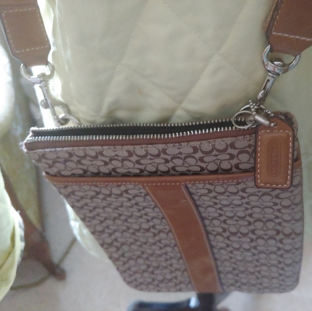 Coach crossbody, removable/adjustable strap - Picture 6 of 8